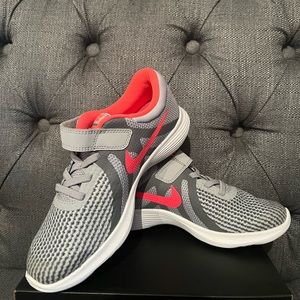 NEW Girl's Nike REVOLUTION 4 Velcro Kids Shoes Sneakers Size 2 GRAY/PINK